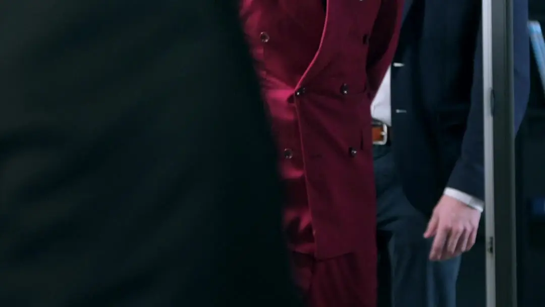 O Amor Chegou Após o Adeus: A Queda do Homem de Vermelho e o Gesto que Mudou Tudo