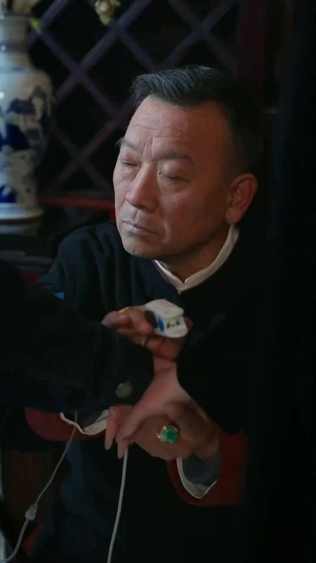 (Dubbed) This Chef? He's Gamble King!