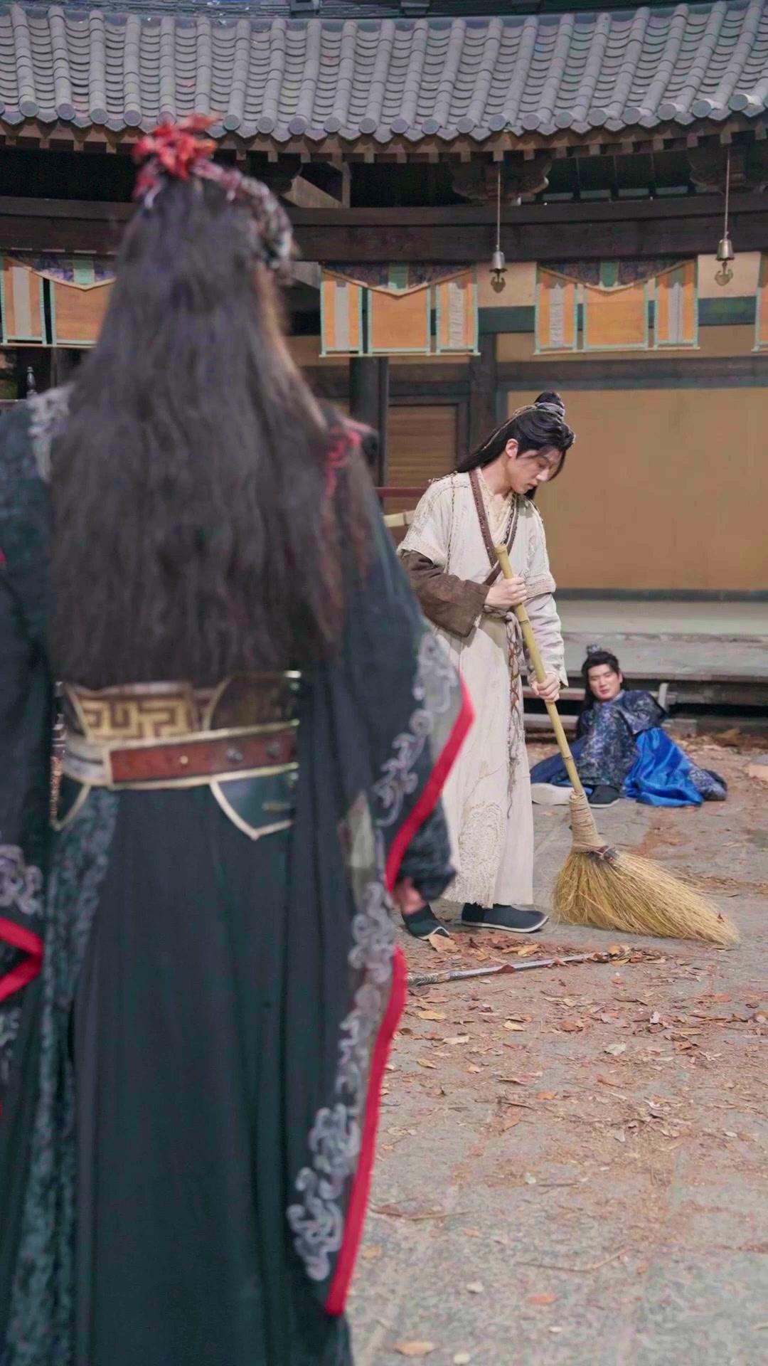 Desenvainó y todos se arrodillaron