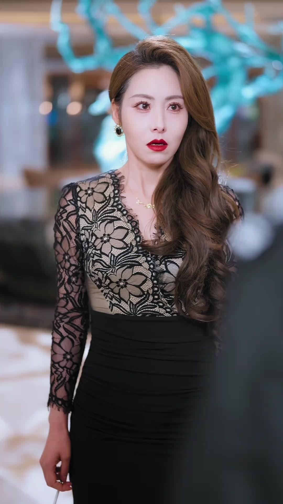 حارس الأمن والرئيسة التنفيذية