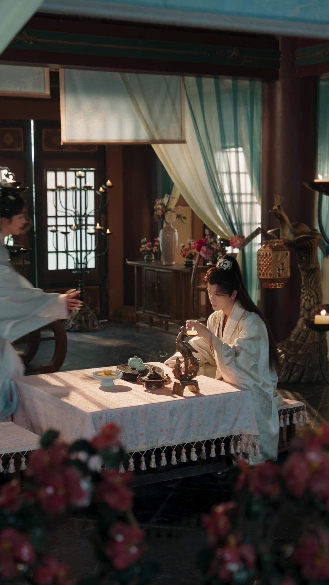 Kaisar, Musuhmu Aneh