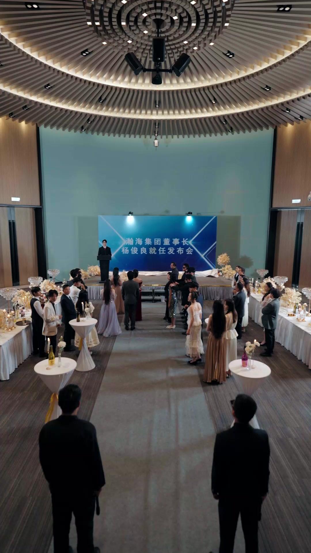 Di Balik Senyum Palsu