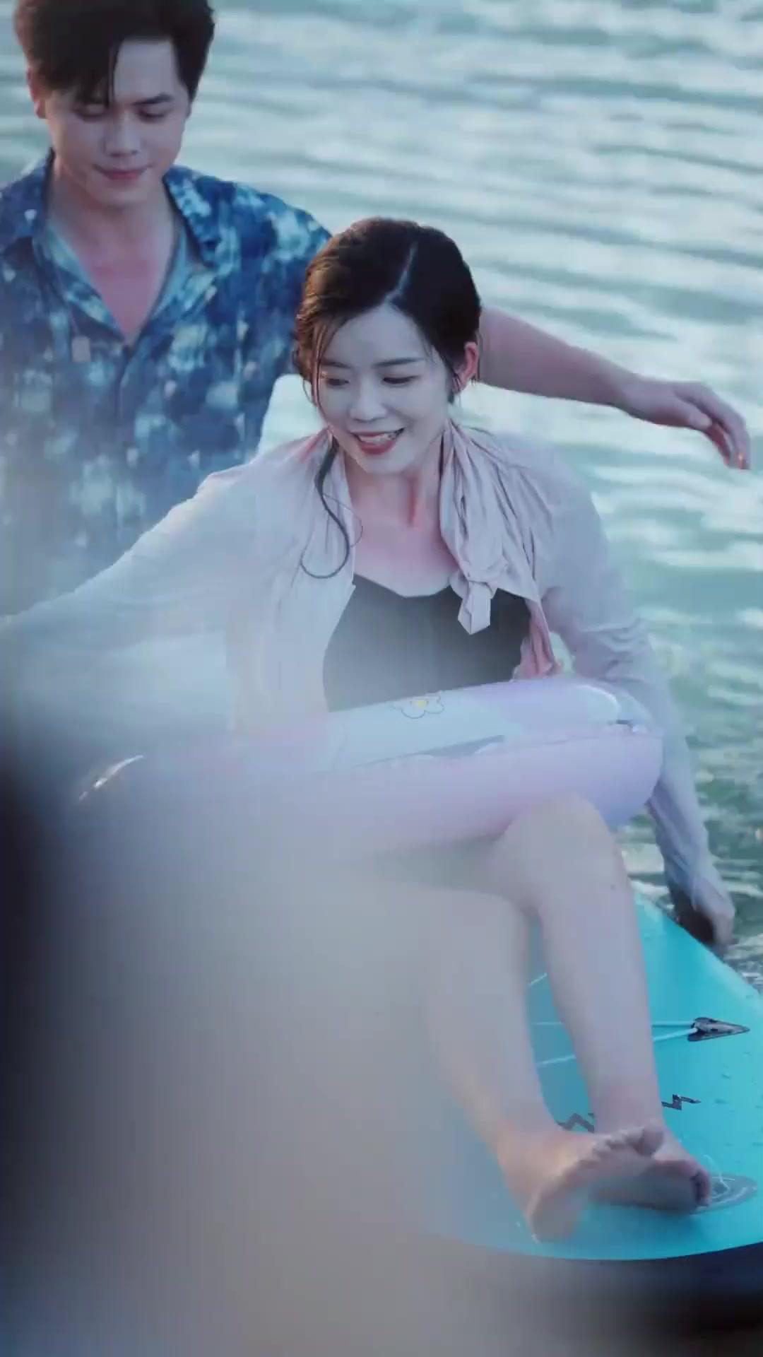 (Dublajlı) Köpekbalığı Adası