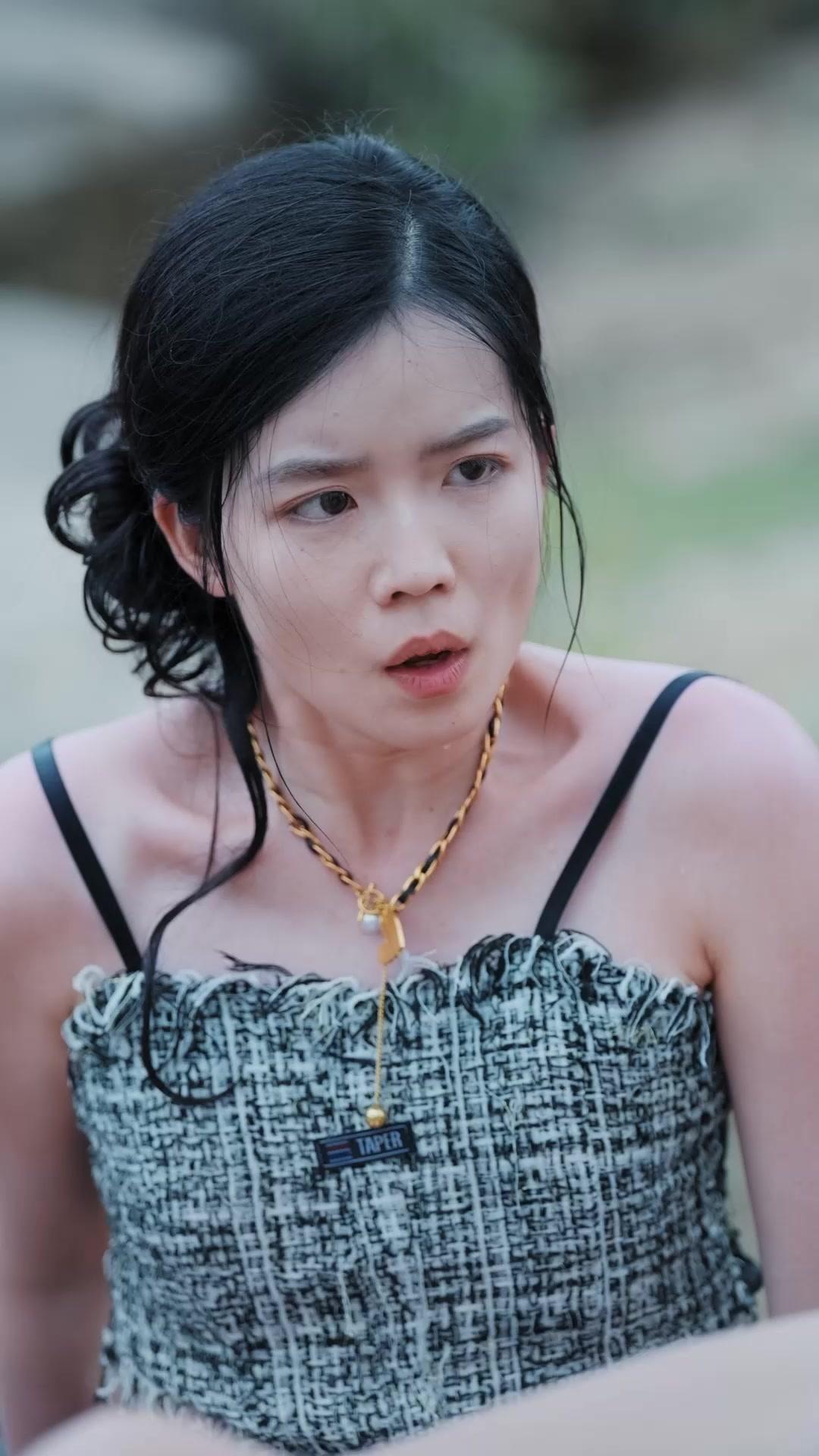 Lari!  Jerung raksasa datang!