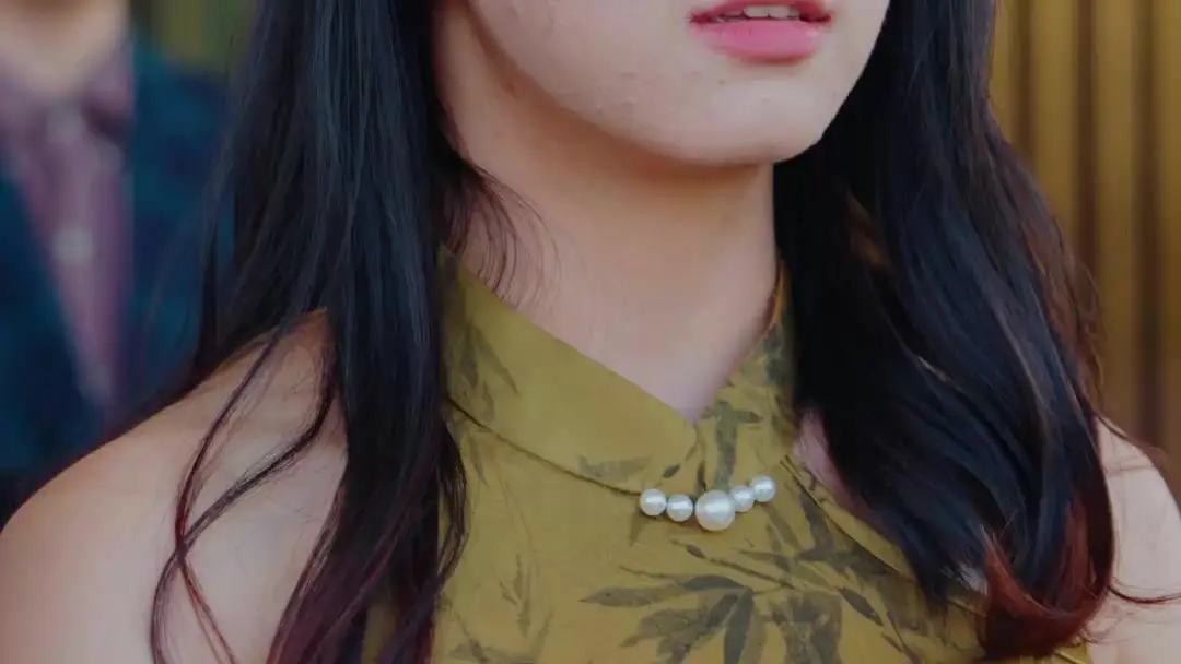 Apple vs. Roses: A Love Triangle in 60 Seconds