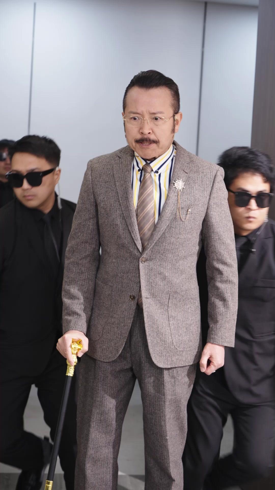 D'AMANT SECRET À PDG À LA MAIN DE FER