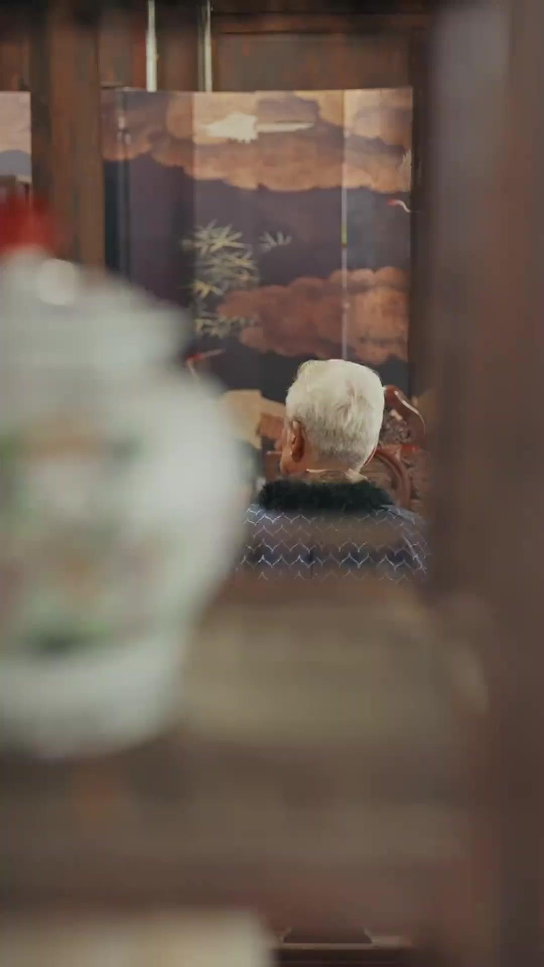 بائع كتيّبات يقلب عالم القتال