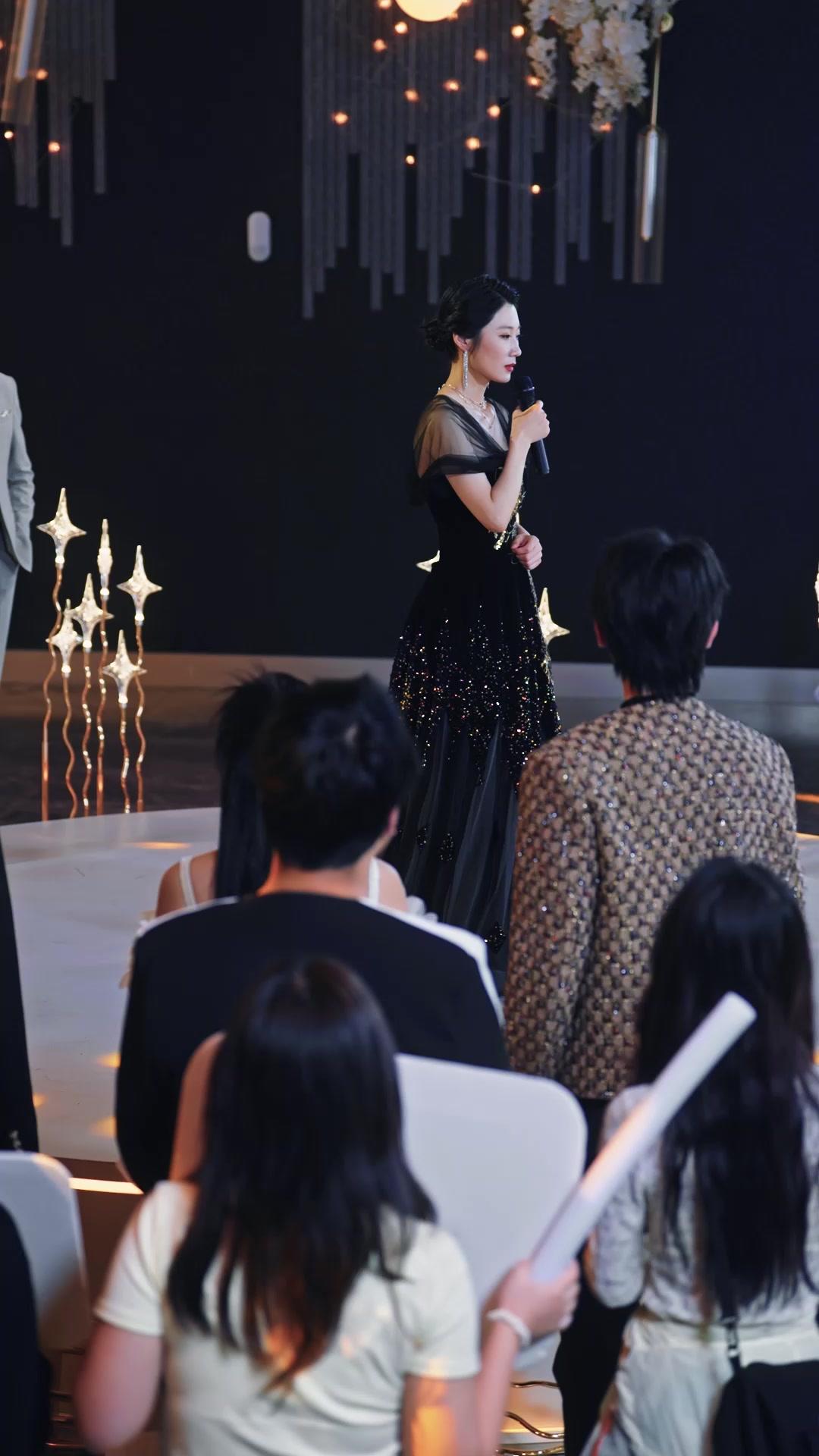 Sang Penyanyi Dibalik Topeng