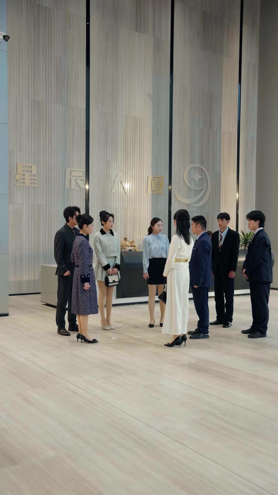 Khuôn Mặt Bà Già