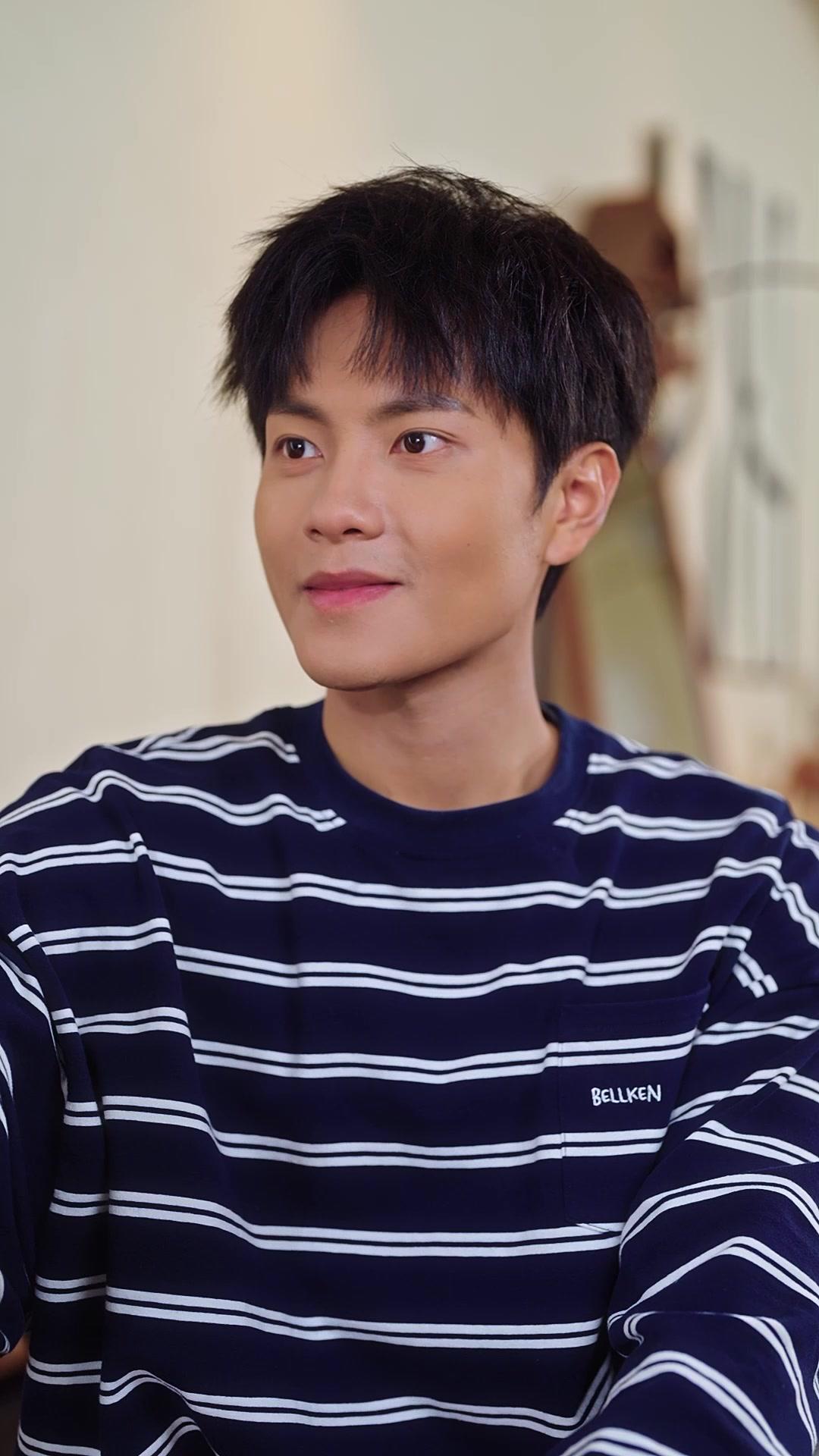 Campus Queen Falls for Me After My First Love Betrayed Me