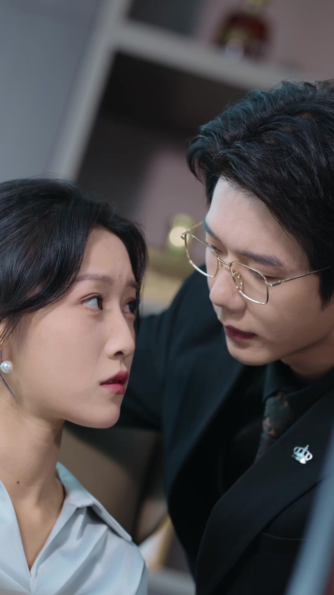 Satu Atap, Dua Kisah Cinta