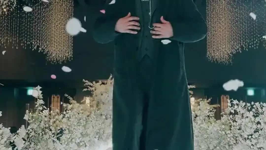 Giấc Mộng Hào Môn: Chiếc Áo Choàng Và Nụ Hôn Trong Bóng Tối