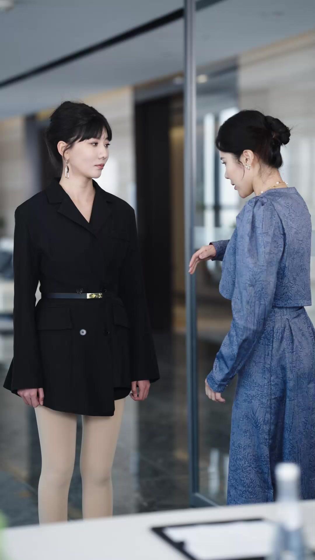 D'AMANT SECRET À PDG À LA MAIN DE FER