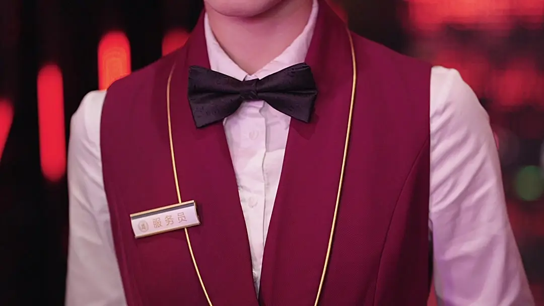 The Waitress Who Stole the Heir's Heart