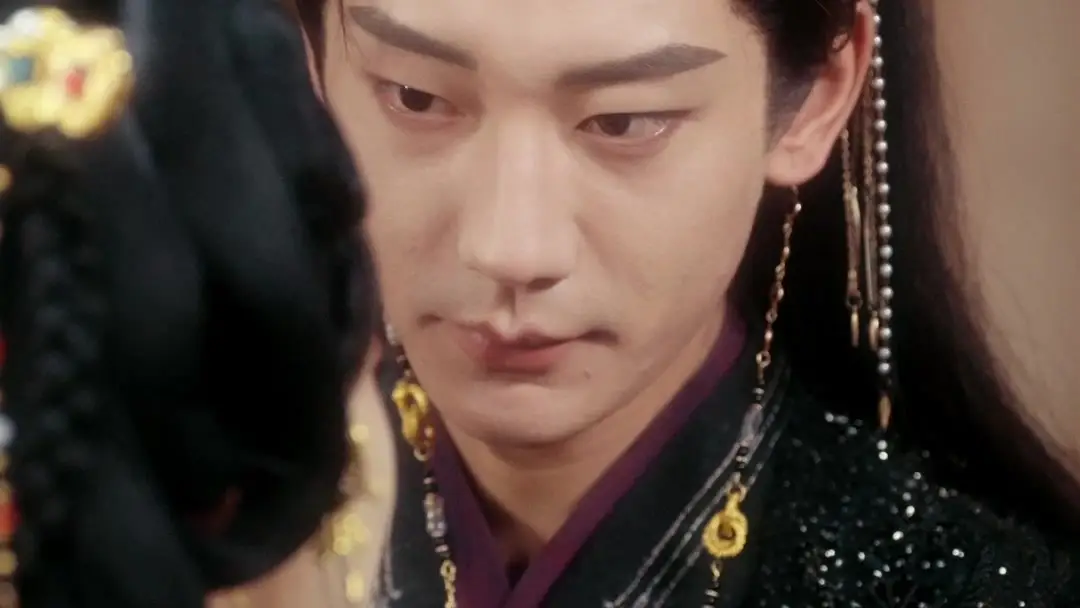 공주의 생존법 ep-1: 비단 속에 숨은 진실, 그녀의 미소는 위기의 신호