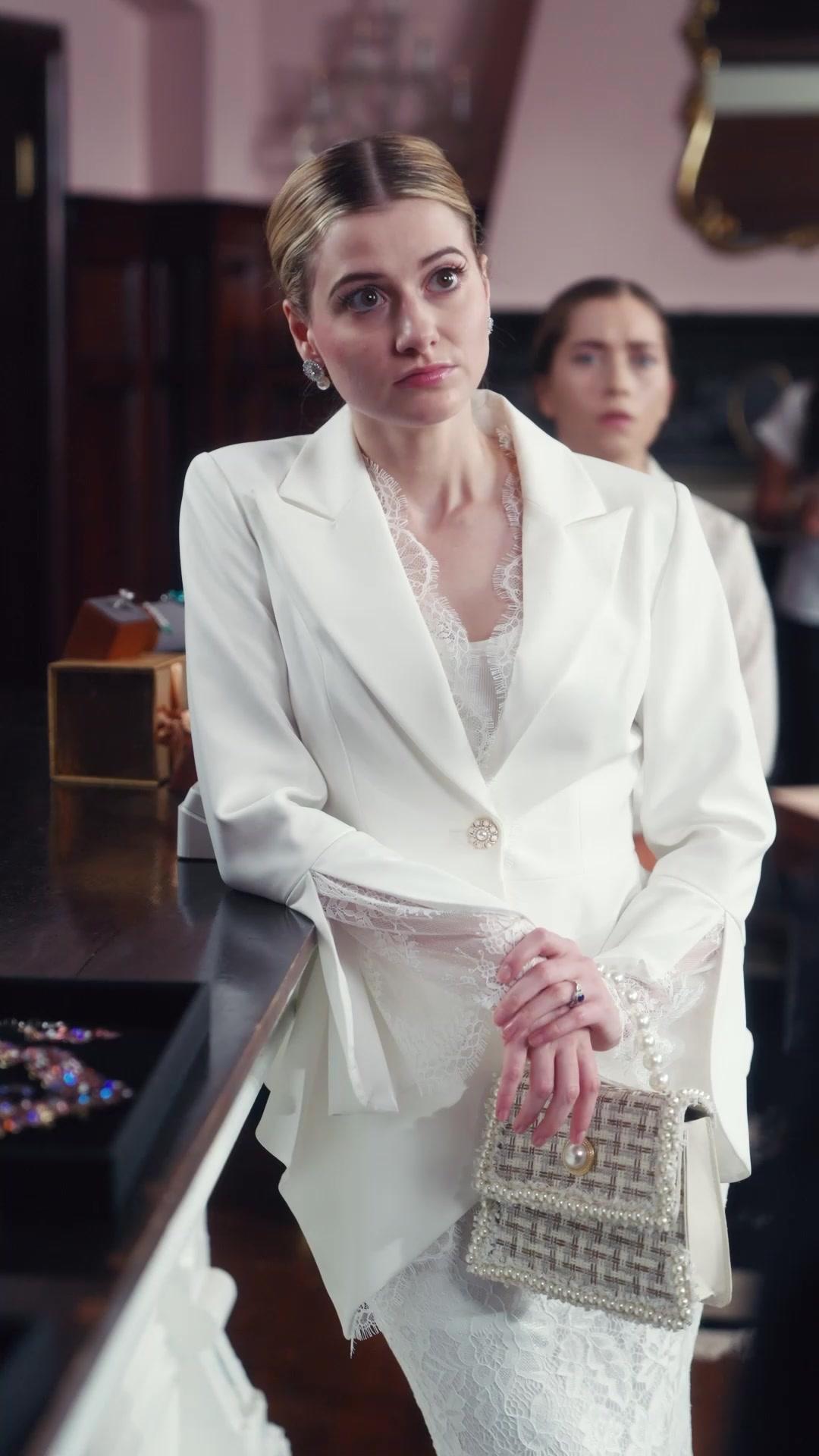 After Switched Fiancé, I Married a Mafia Boss