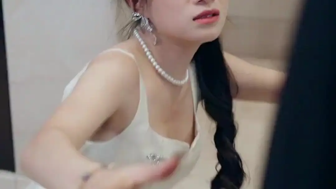 A Mother's Second Chance at Happiness: The Quiet War Behind the Crystal Necklace