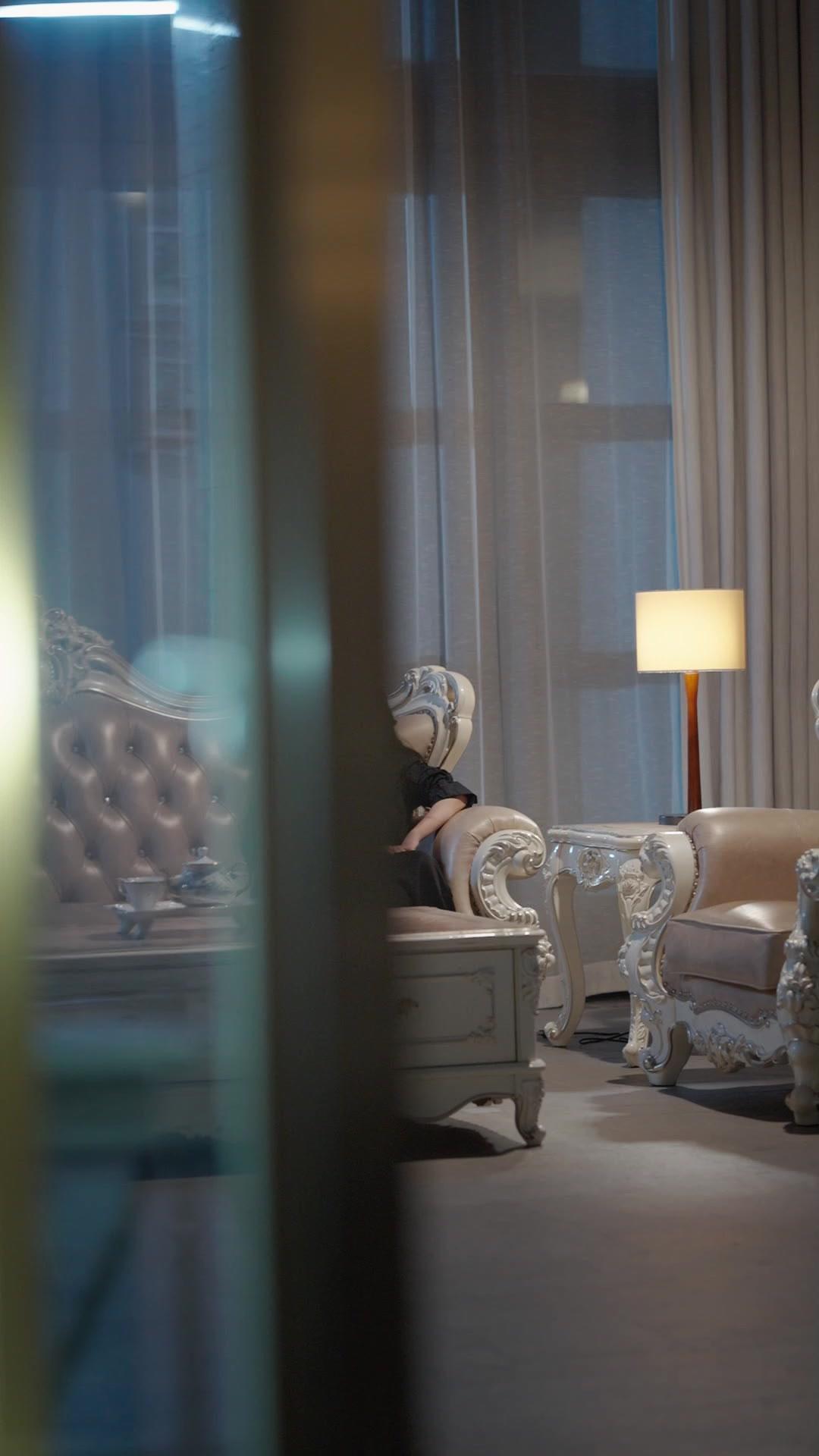 NE JOUEZ PAS AVEC ELLE !