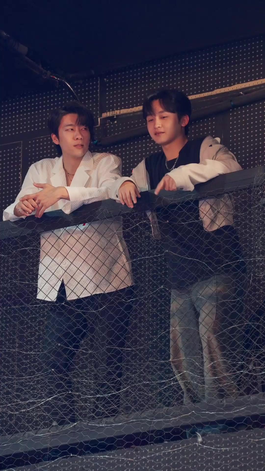 LE LOUP BAISE SES ESCARPINS