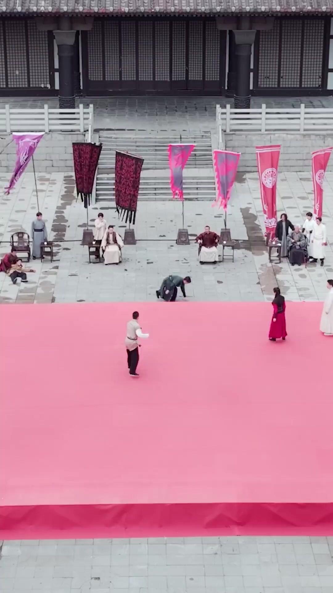 L'ÉCLIPSE ET L'ÉCLAT