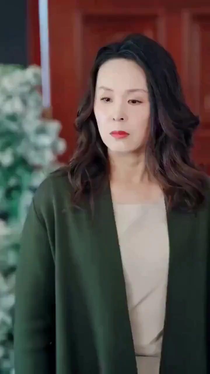 (Dubbed) Ready for a show? Cue the Mama Lawyer!