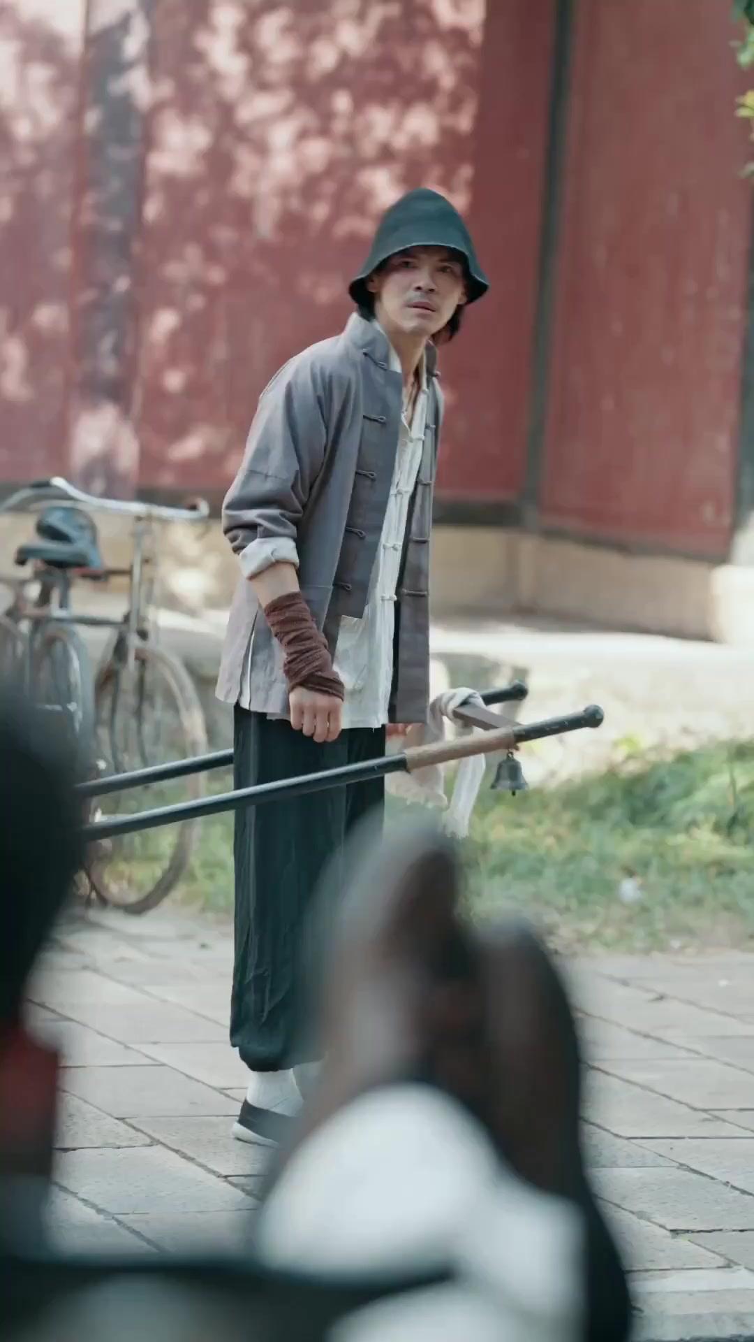 (مدبلج) حين ينهض الظل