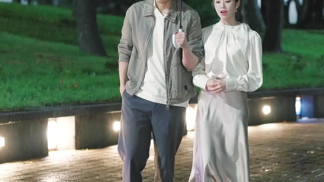 消えたゴッドシェフ 〜傘の下で崩れる「普通」の男〜