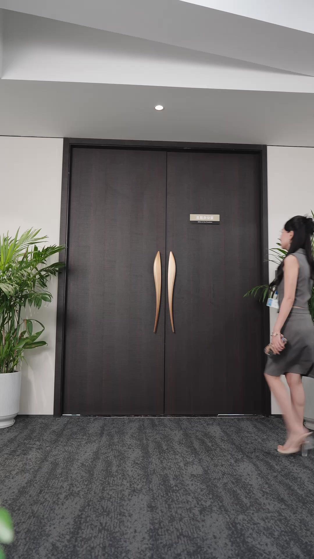 C'EST MOI LA VRAIE, DÉGAGE! 