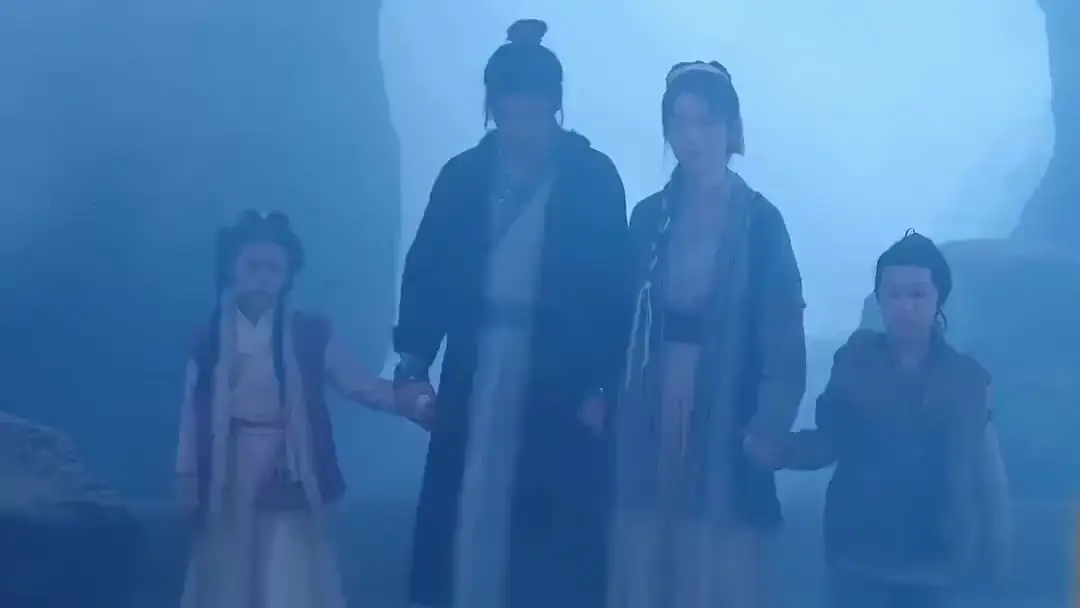 (吹き替え) 幼女の終末 チートサバイバル：霧の中の絆と断ち切られる手