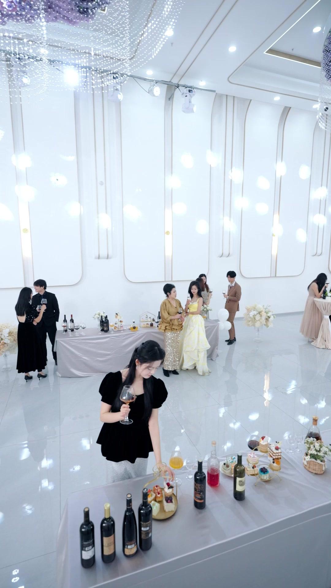 FAUSSE ET VRAIE, MAIN DANS LA MAIN