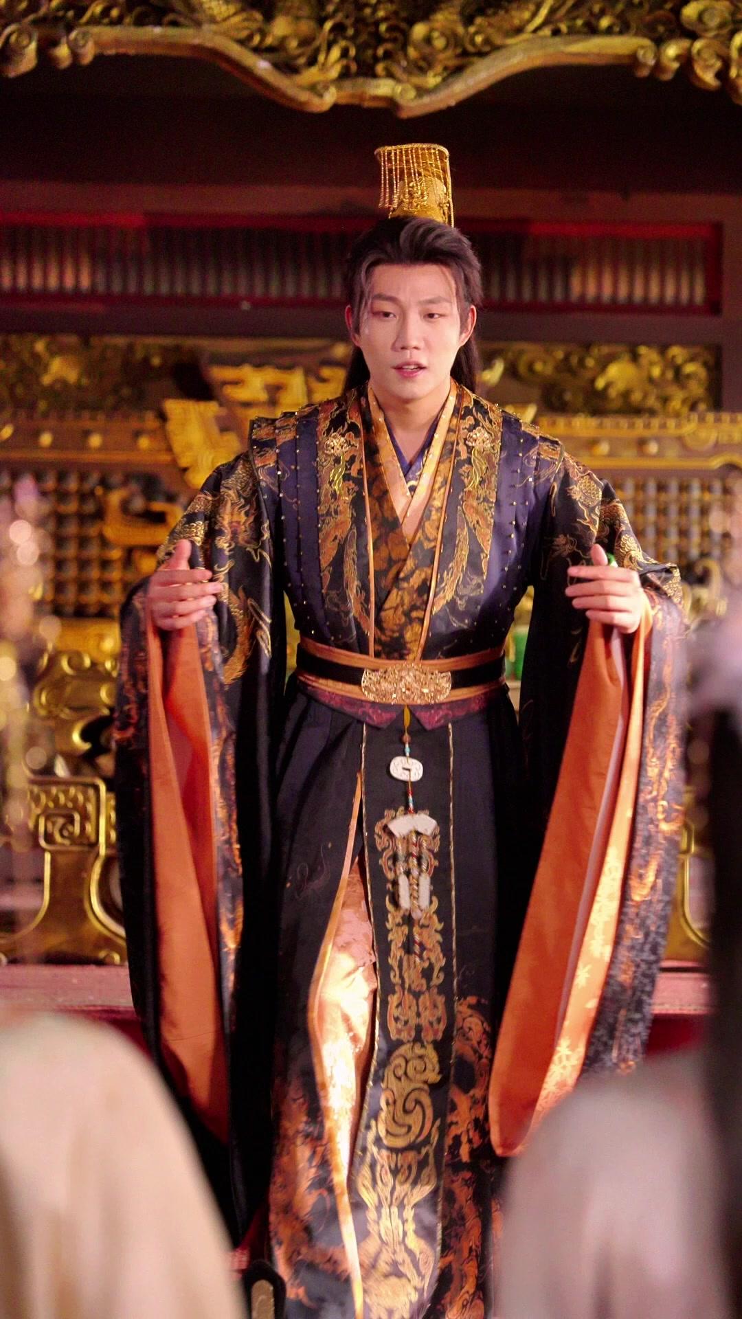 الإمبراطور الطائش الذي أنقذ عرشه بالزوجات