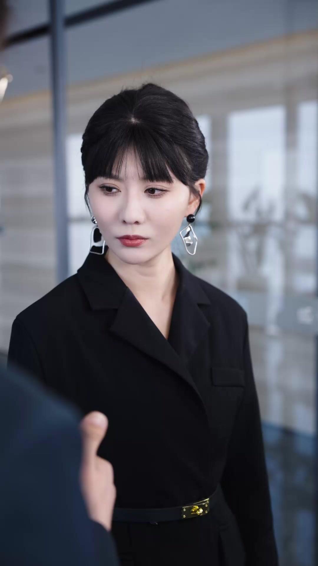 D'AMANT SECRET À PDG À LA MAIN DE FER