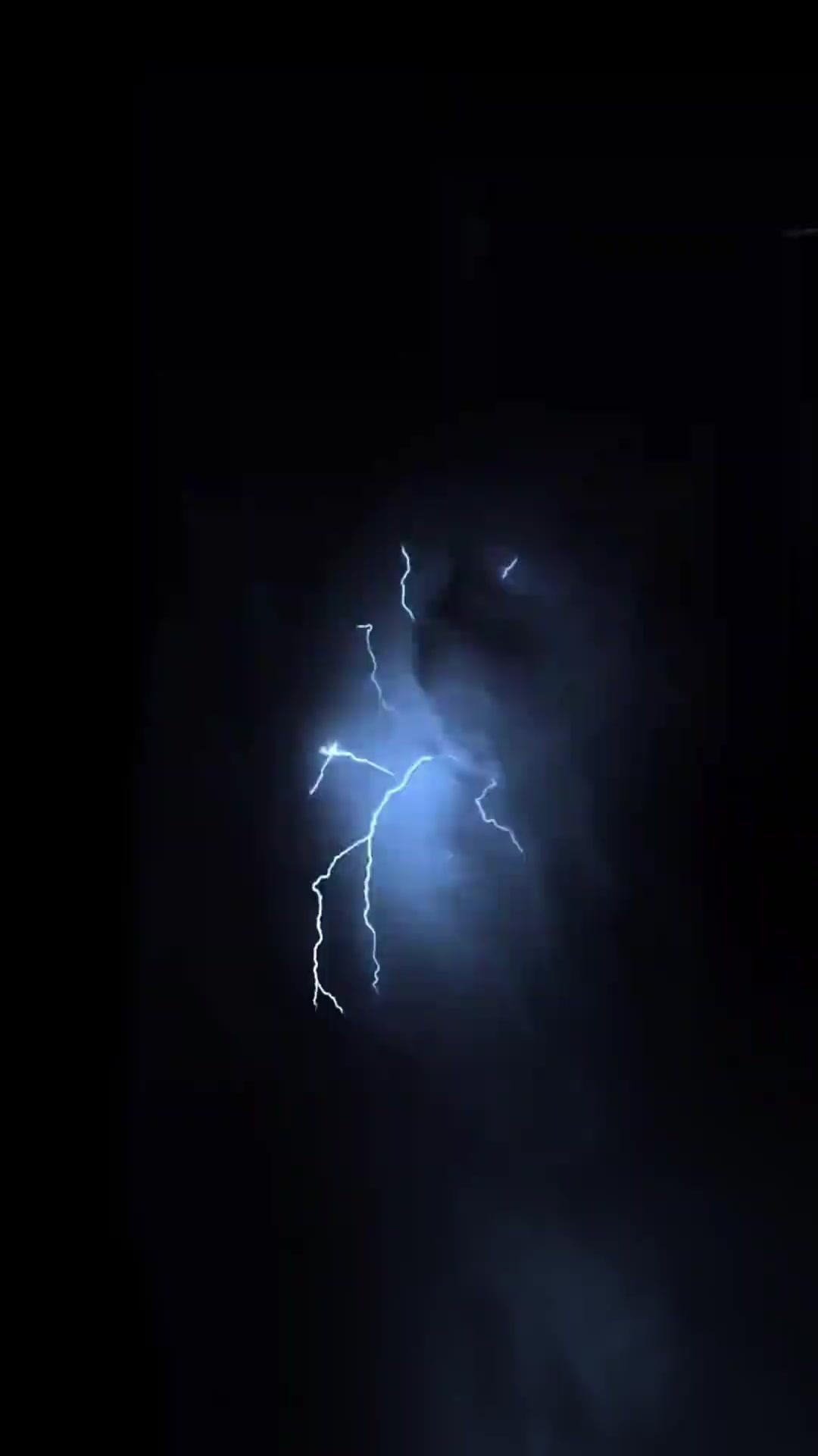 طفلة لطيفة، أب متسوّل