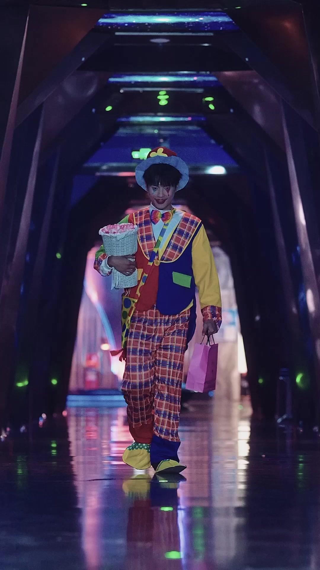 Campus Queen Falls for Me After My First Love Betrayed Me