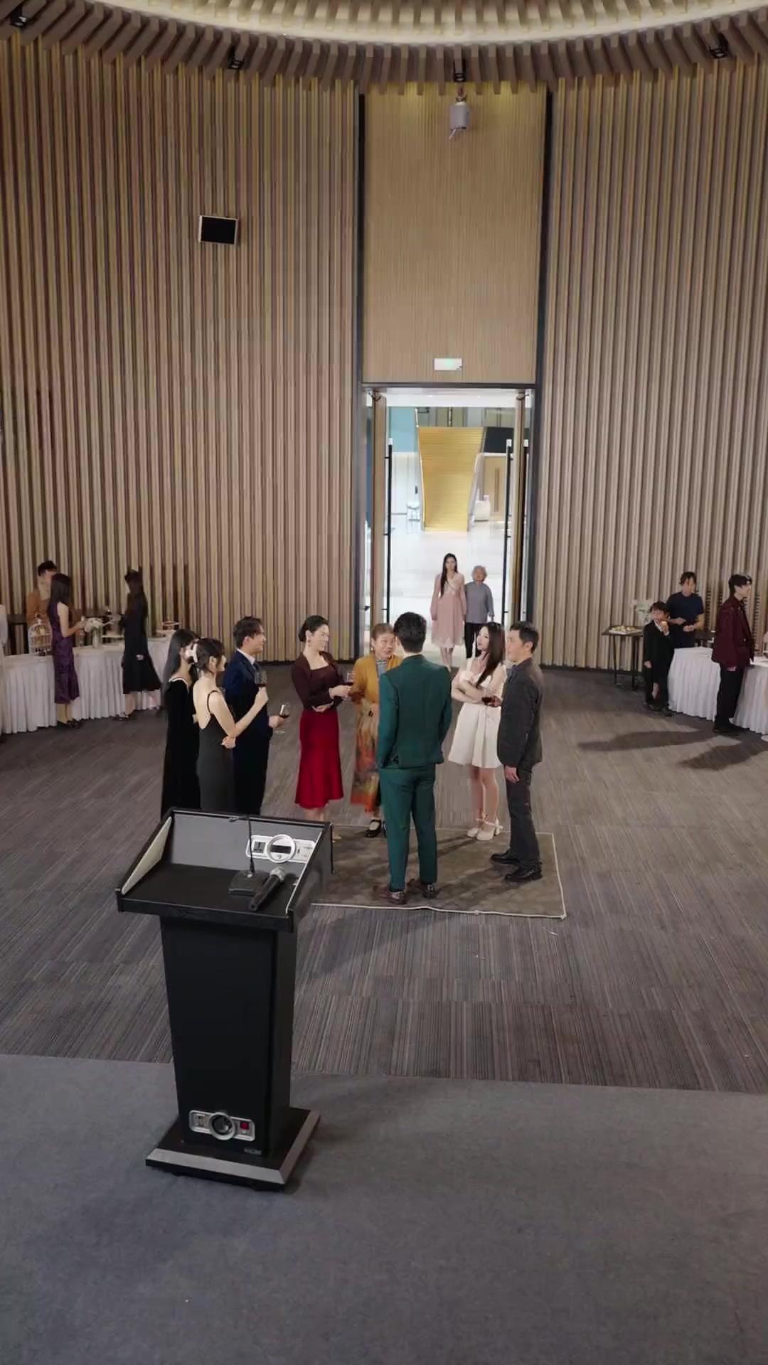 Puteri hartawan atau ratu gelap dunia bawah tanah?