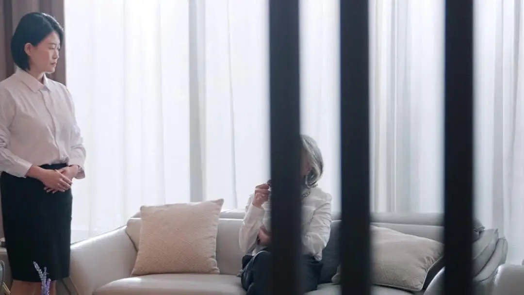 Giấc Mộng Hào Môn: Chiếc Cốc Trà Và Chiếc Bàn Ủi Đen