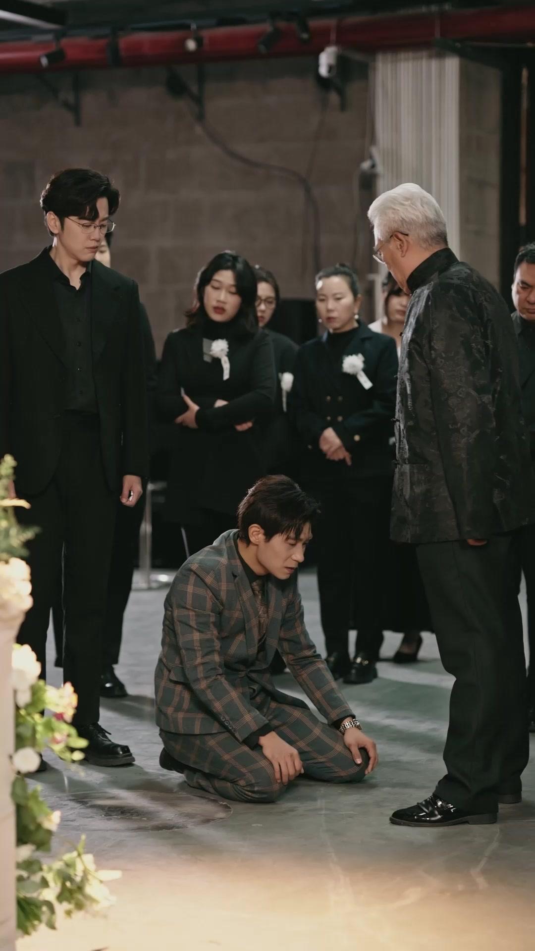 Las estrellas brillan en el cielo