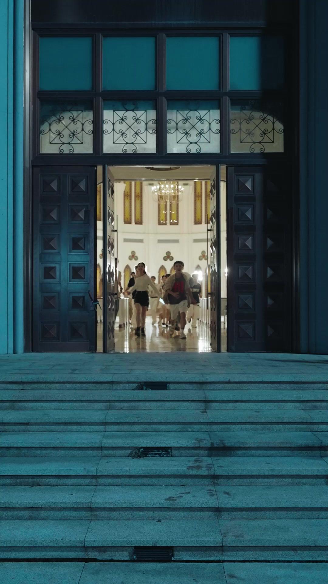 Nueva profesora: bella e imponente