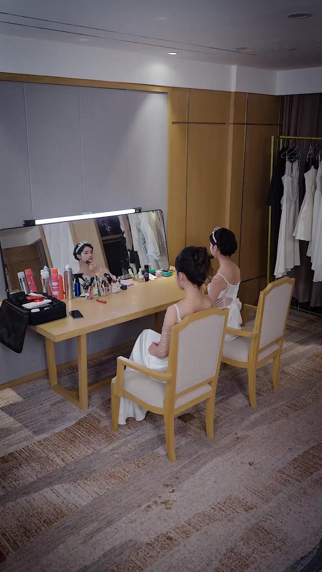 Nghe Nói Tôi Là Nốt Chu Sa Của Chồng Cũ