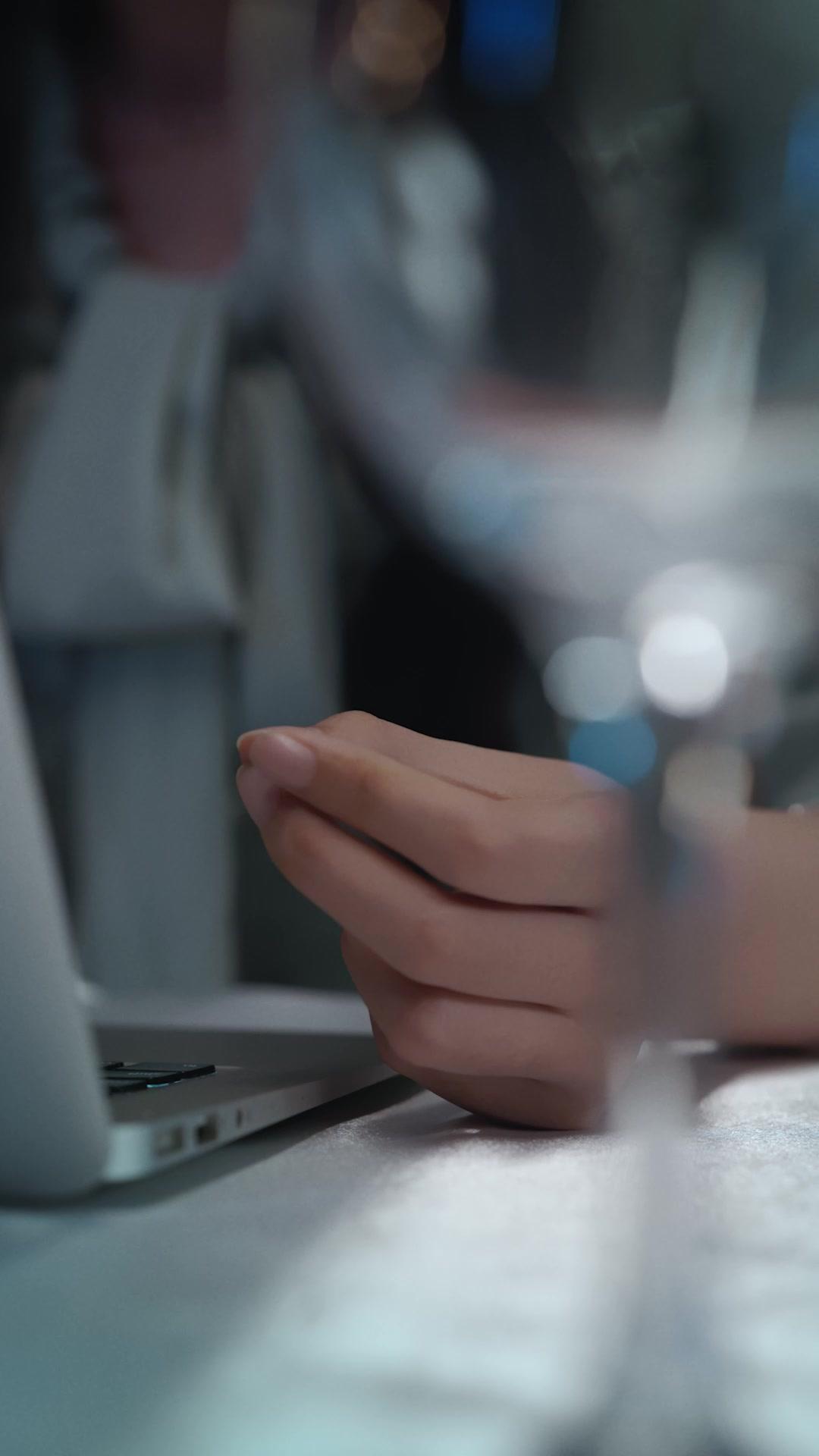 불꽃 뒤에 숨은 나