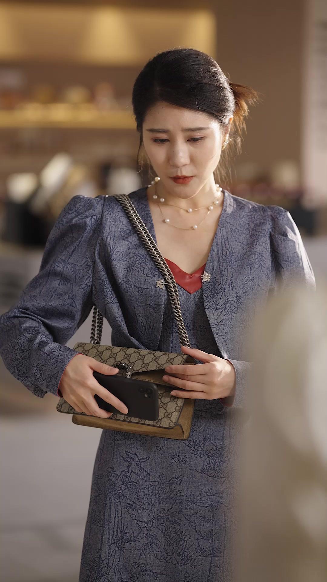 D'AMANT SECRET À PDG À LA MAIN DE FER