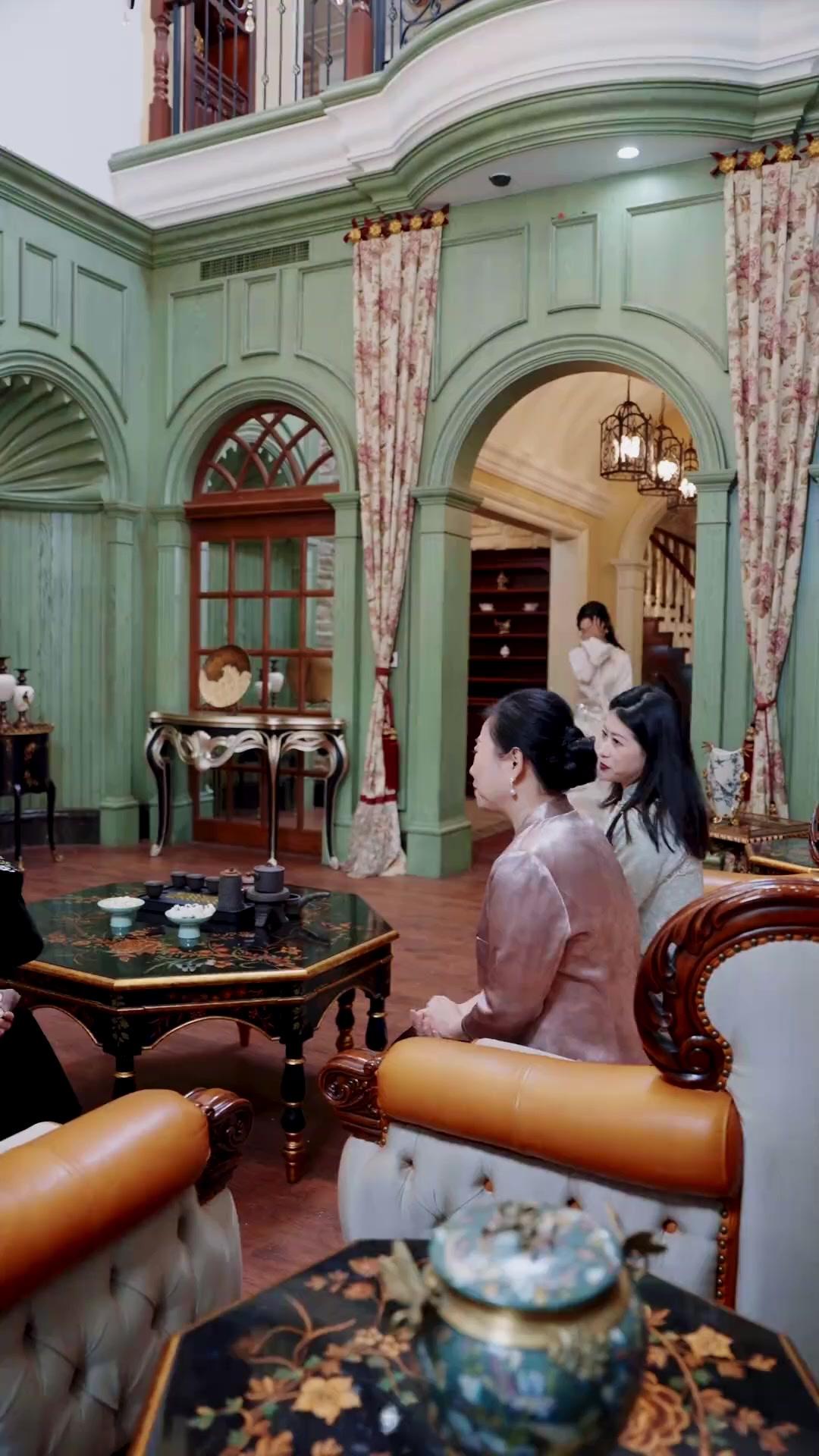 To Be Mrs. Money, She Dumped Her Parents!