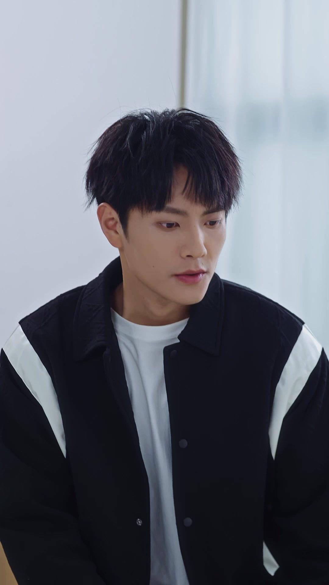 Campus Queen Falls for Me After My First Love Betrayed Me