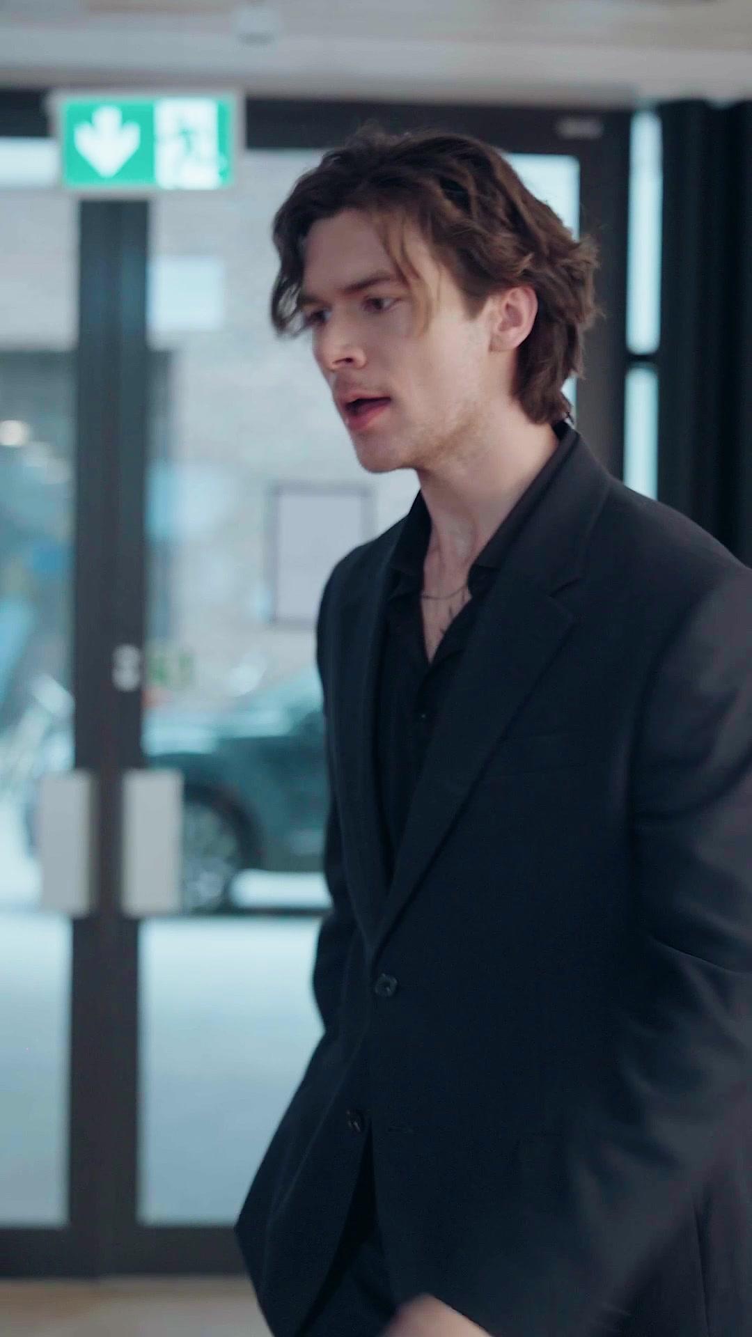 Hired Boyfriend Is a Billionaire