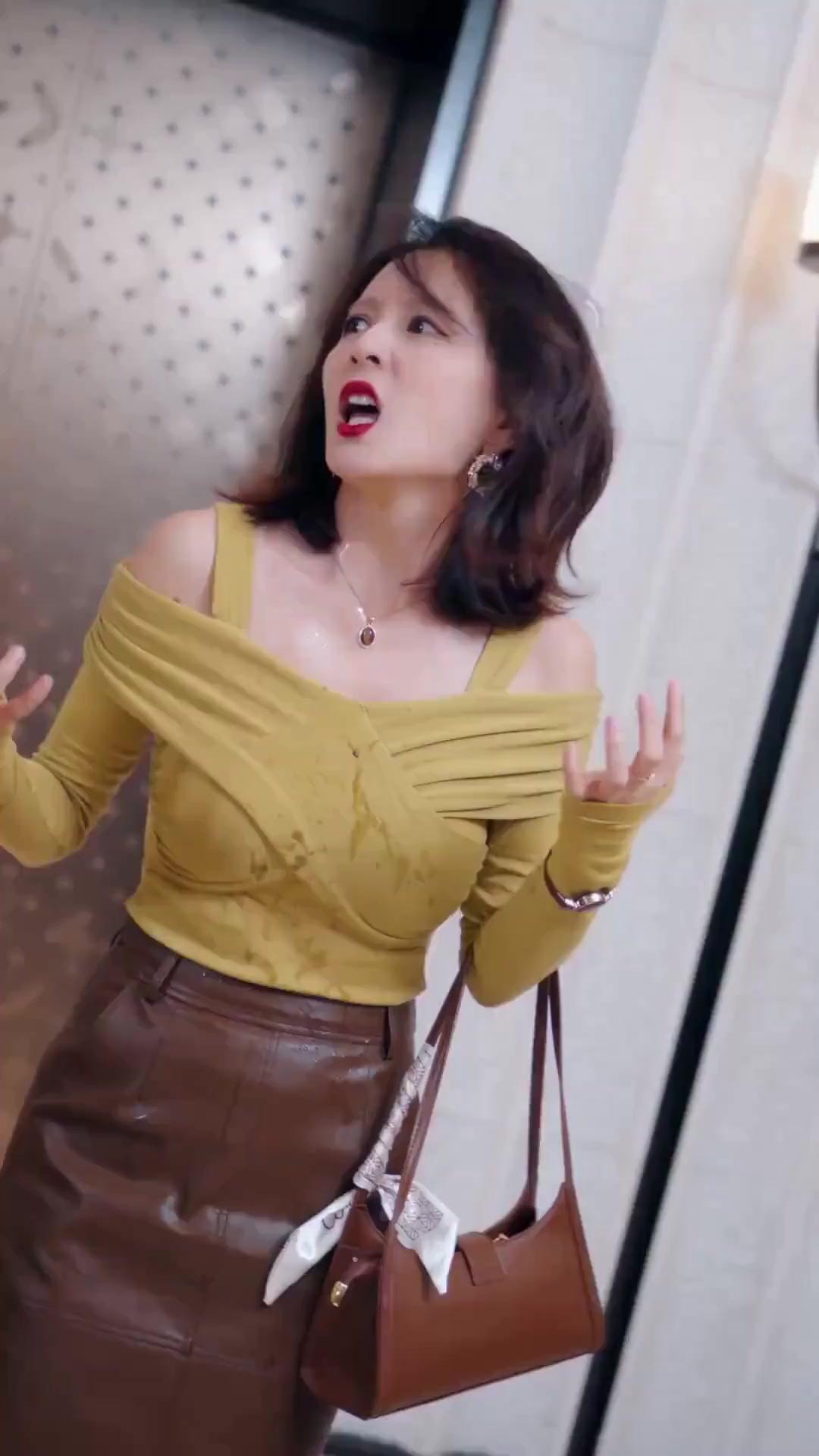 (Dubbed) A Discarded Wife? The Billionaire’s Lucky Charm!