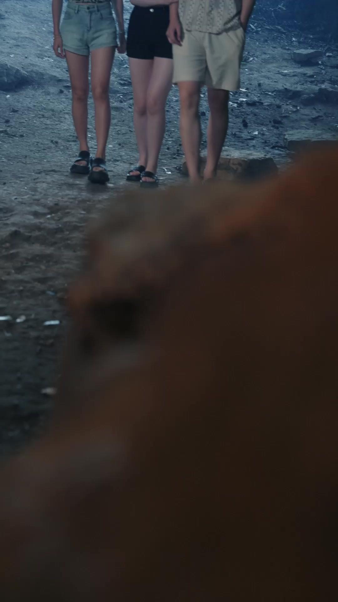 Lari!  Jerung raksasa datang!