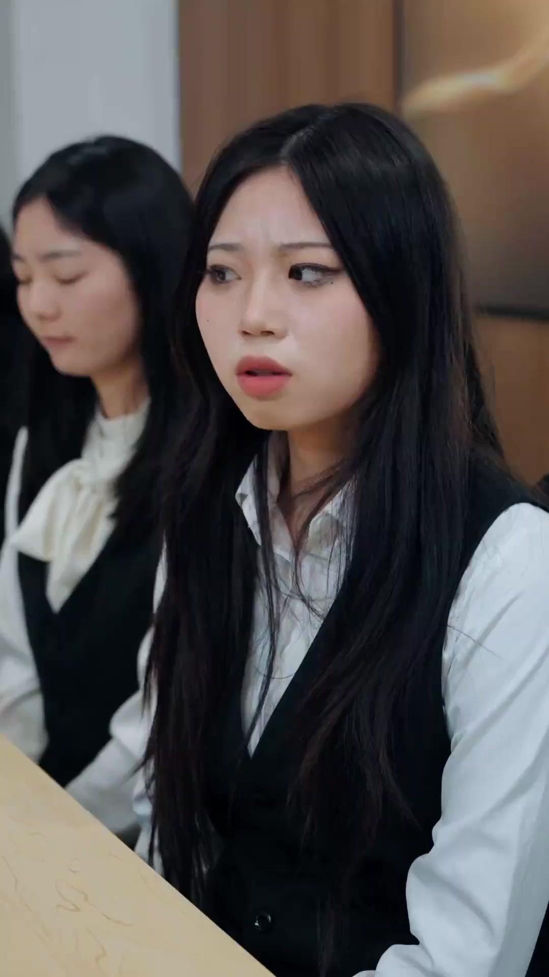 Khuôn Mặt Bà Già