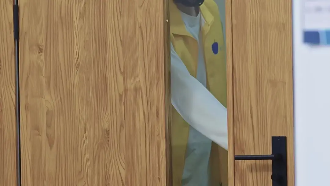 Campus Queen Falls for Me After My First Love Betrayed Me: When the Phone Rings, the Truth Walks In