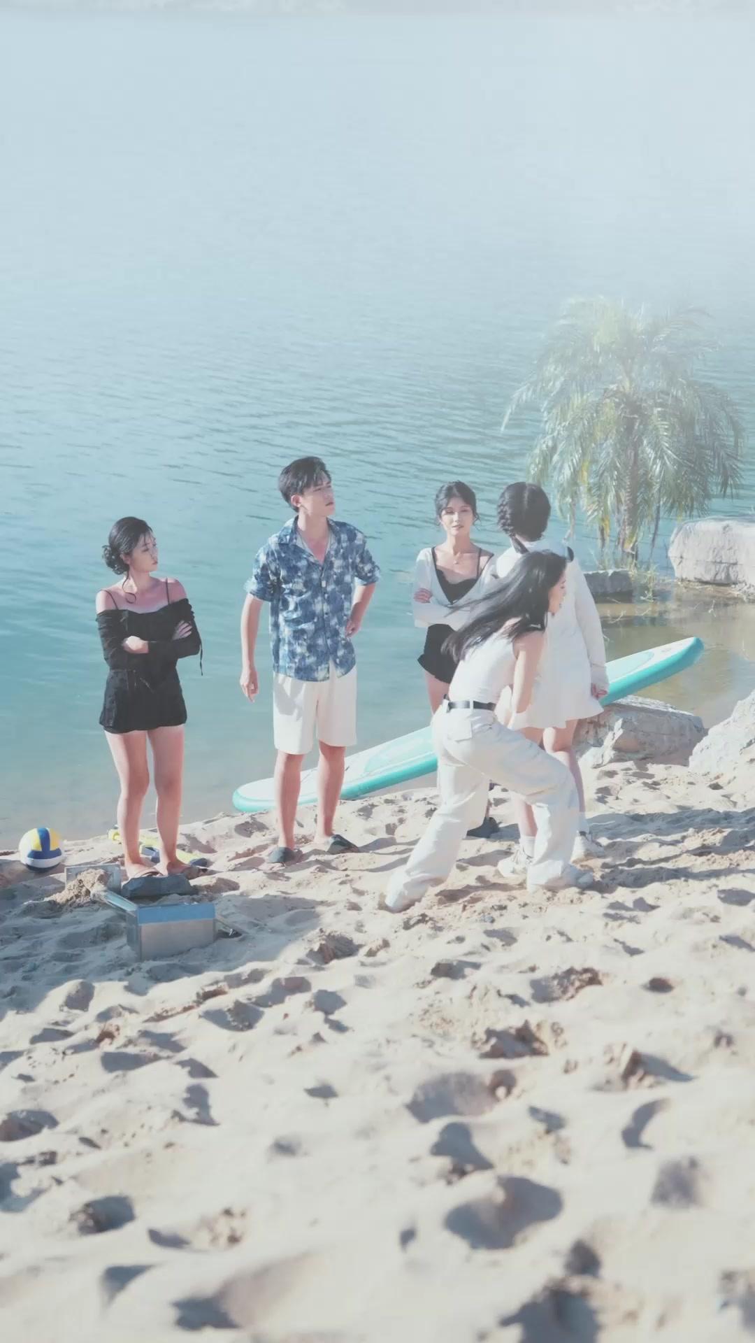 Lari!  Jerung raksasa datang!