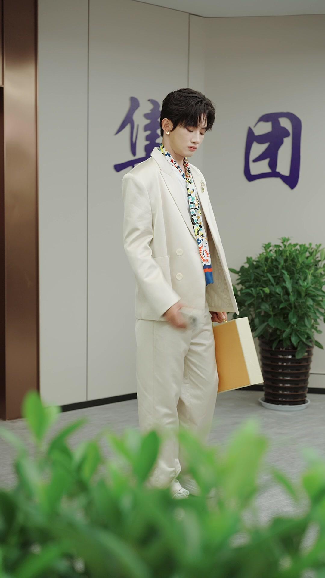 Help! My Reborn Queen Needs My Favor!